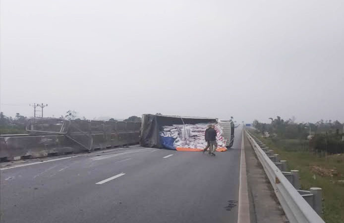 Camion volcado para bloquear la carretera. Foto: Duc Tuan.