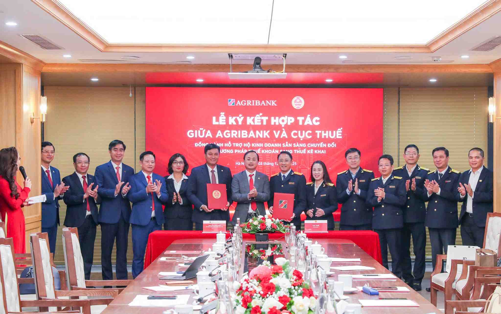 Agribank va Cuc Thue to chuc Le ky ket hop tac dong hanh ho tro ho kinh doanh chuyen doi tu thue khoan sang thue ke khai.