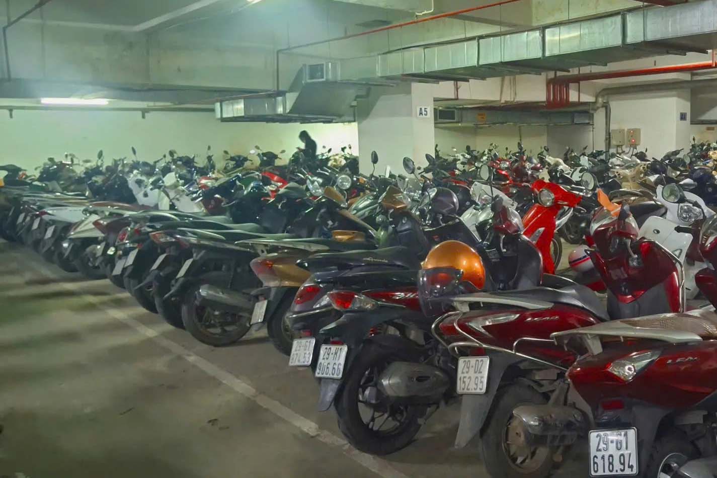 一部のマンションが電気自動車の輸送を徹底的に禁止または拒否することを通知していることは、多くの反対意見を受けています。写真:Song Huu