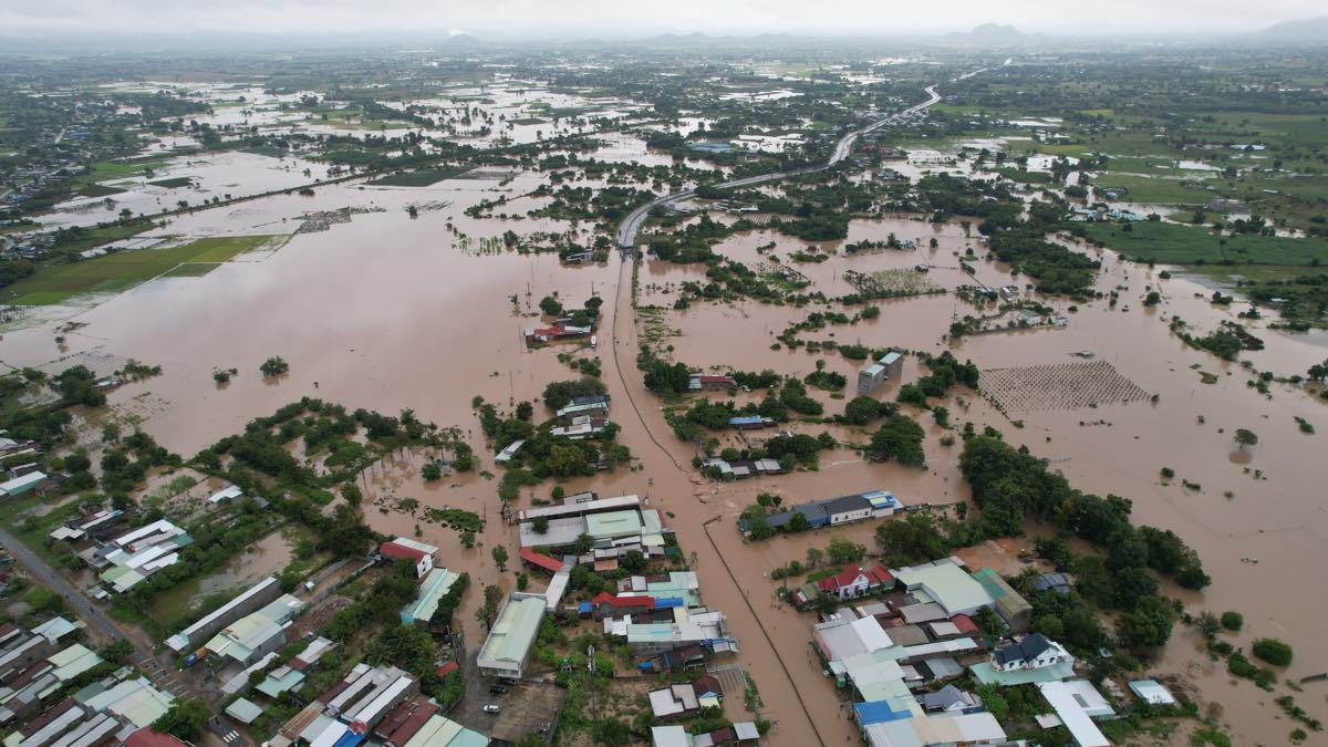 Floodwaters caused flooding on National Highway 1, km1678 through Hong Son commune, Lam Dong province. Photo: Duy Tuan