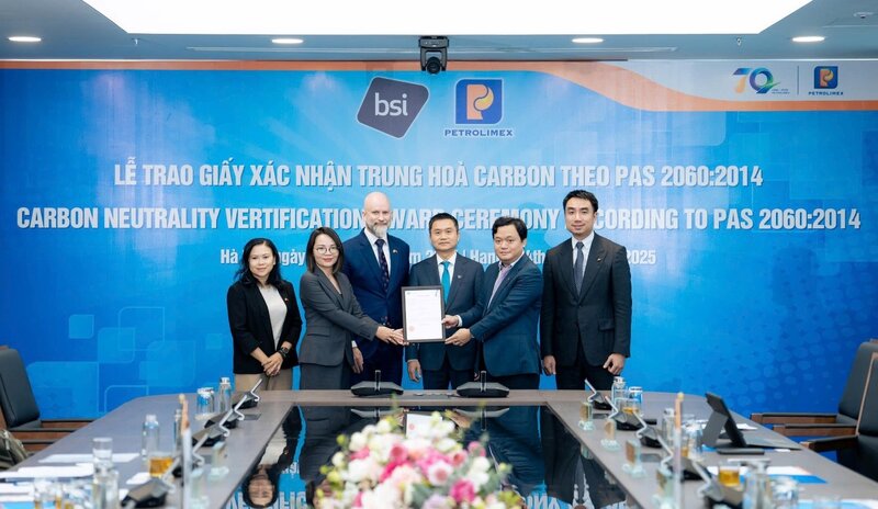 Ong Nguyen Ngoc Tu - Pho Tong giam doc dai dien Tap doan Xang dau Viet Nam nhan giay Xac nhan Trung hoa carbon tu dai dien Dai su quan Anh va To chuc BSI. Anh: Petrolimex