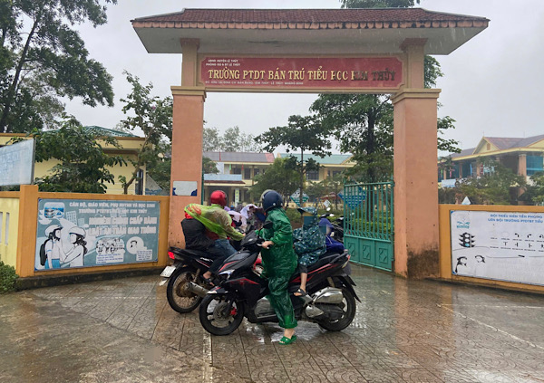 Hue 여사가 학교에 나타났을 때 많은 학부모들이 자녀를 집으로 데려갔습니다. 사진: Thanh Dao