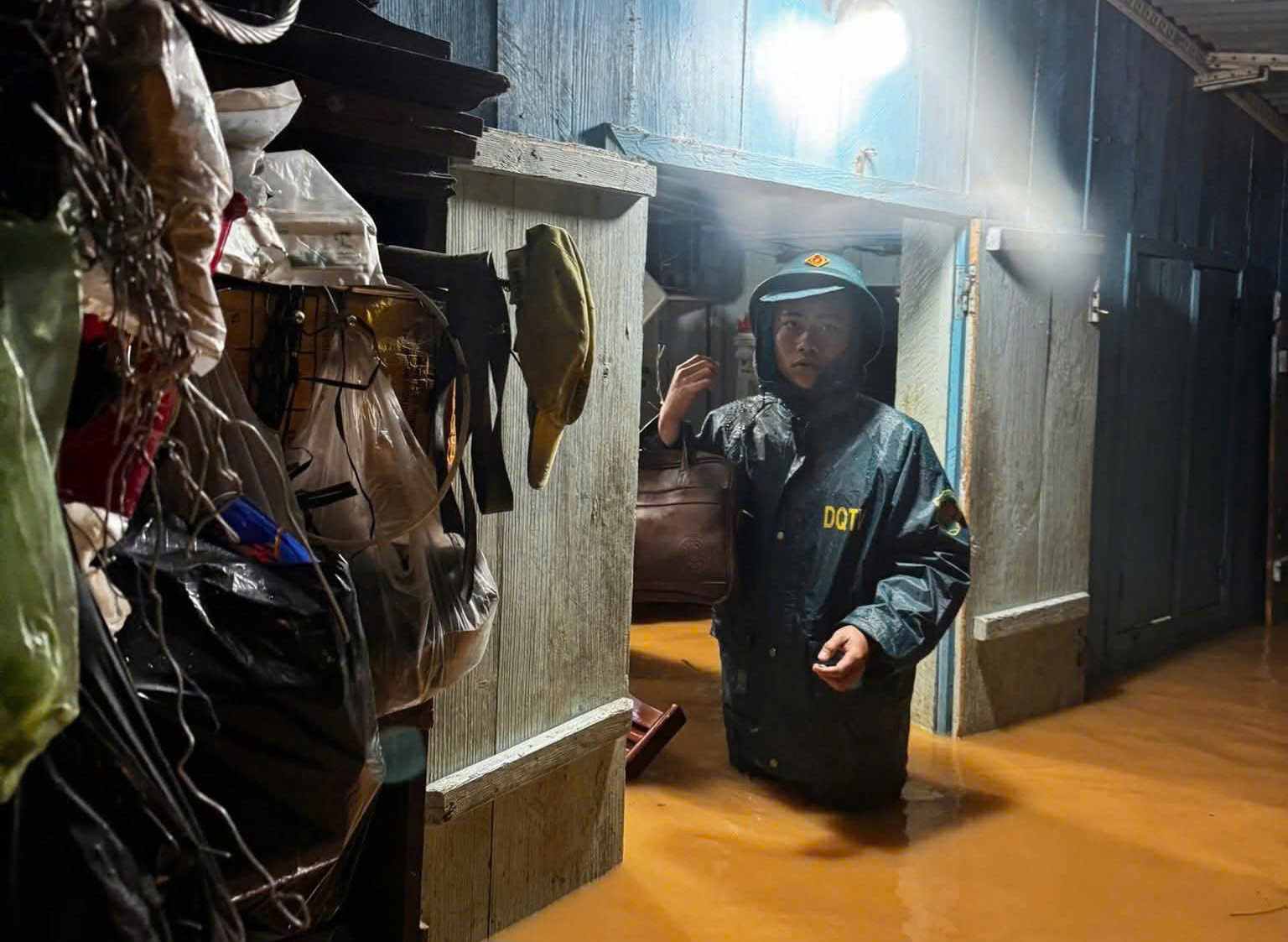 Nha cua cua nguoi dan xa Hiep Thanh bi ngap sau trong nuoc. Anh: Phuc Khanh