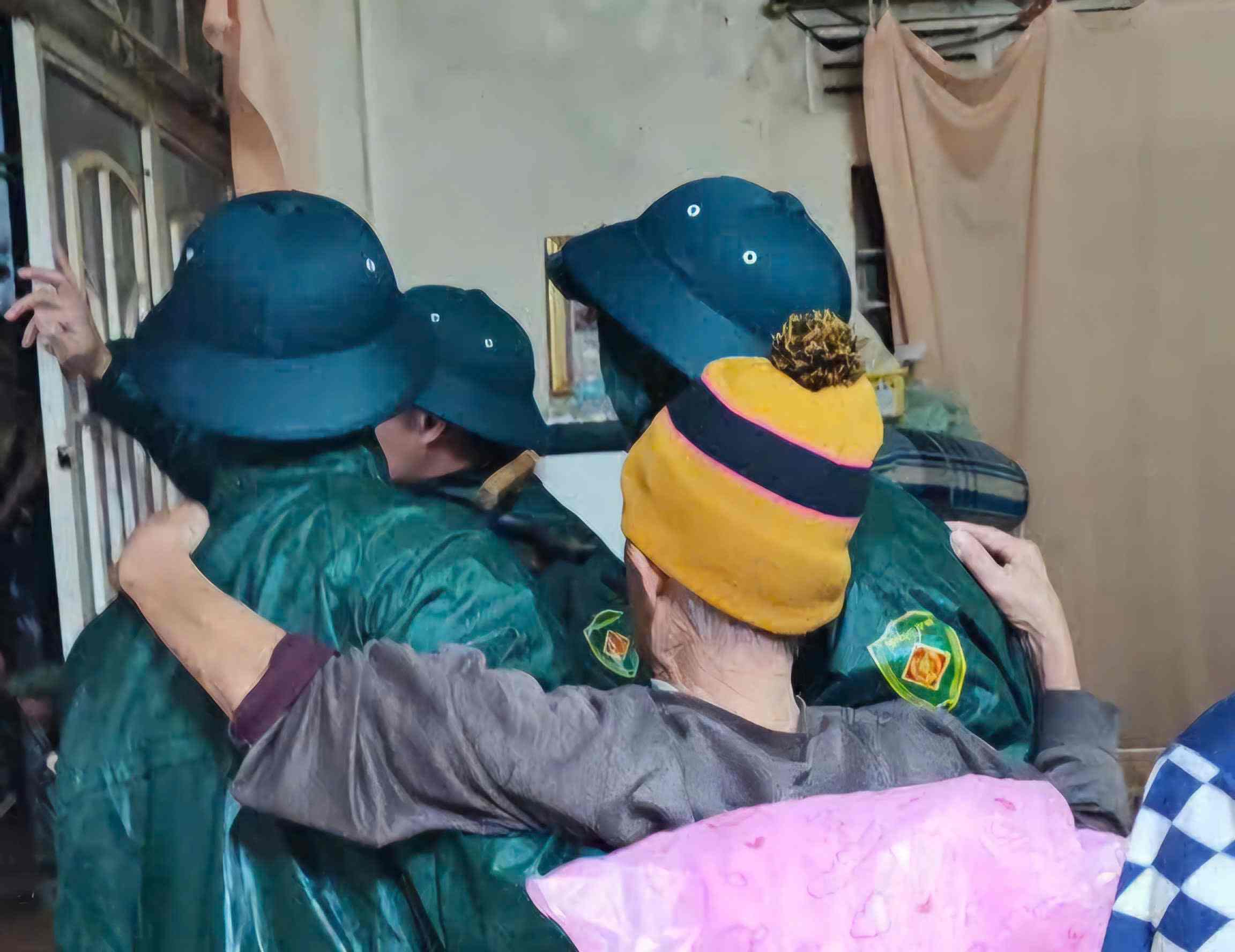 Luc luong cuu ho xa Hiep Thanh kip thoi co mat dua nguoi dan ra khoi khu vuc ngap sau. Anh: Ban Chi huy Quan su xa cung cap