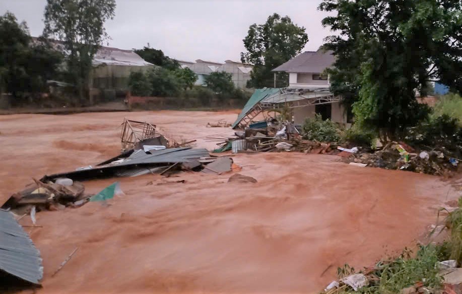 Mua lon khien nuoc tu thuong nguon do ve chay xiet tran vao khu dan cu xa Hiep Thanh. Anh: Phuc Khanh