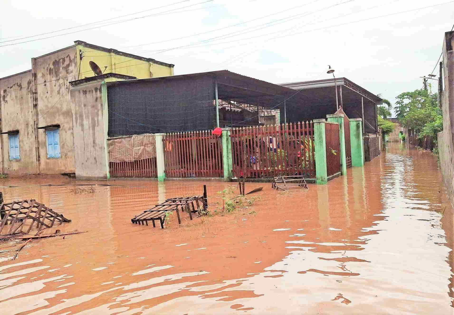 Nha dan tai xa Luong Son (Binh Thuan cu) bi nuoc lu dang cao gay ngap sau. Anh: Luc luong chuc nang cung cap