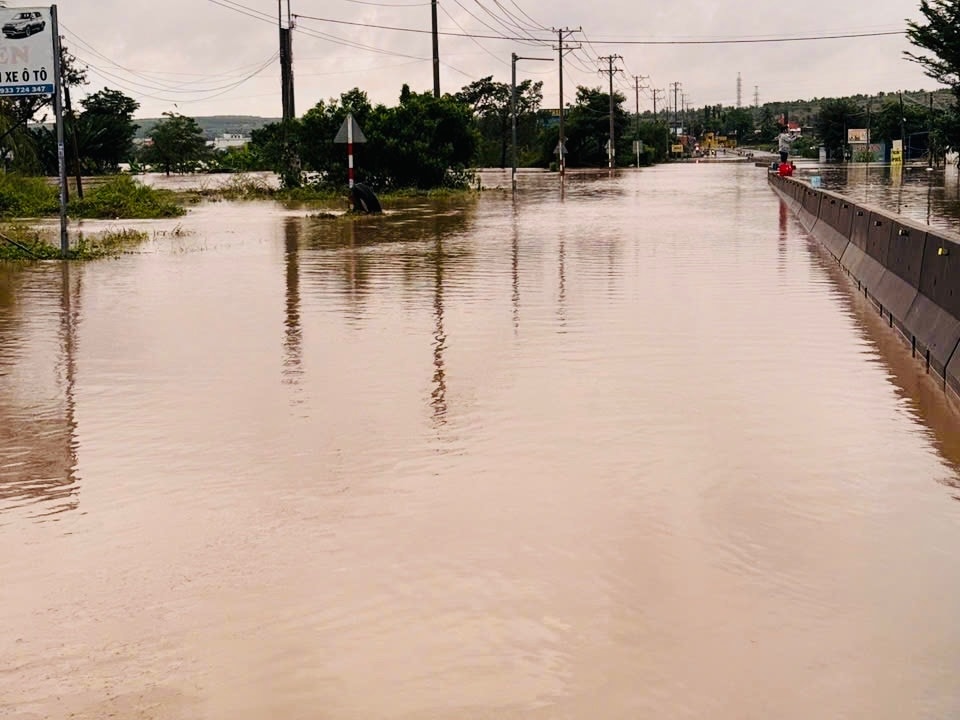 Quoc lo 1A qua xa Luong Son ngap sau hon 1m khien giao thong ach tac. Anh: Than Hy