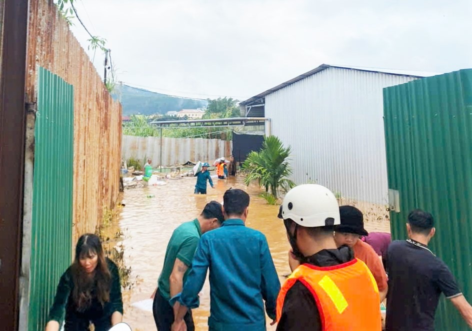 Duong dan sinh tai thon Dong Thanh (xa Nam Ban Lam Ha) bi chia cat do ngap sau. Anh: Than Hy