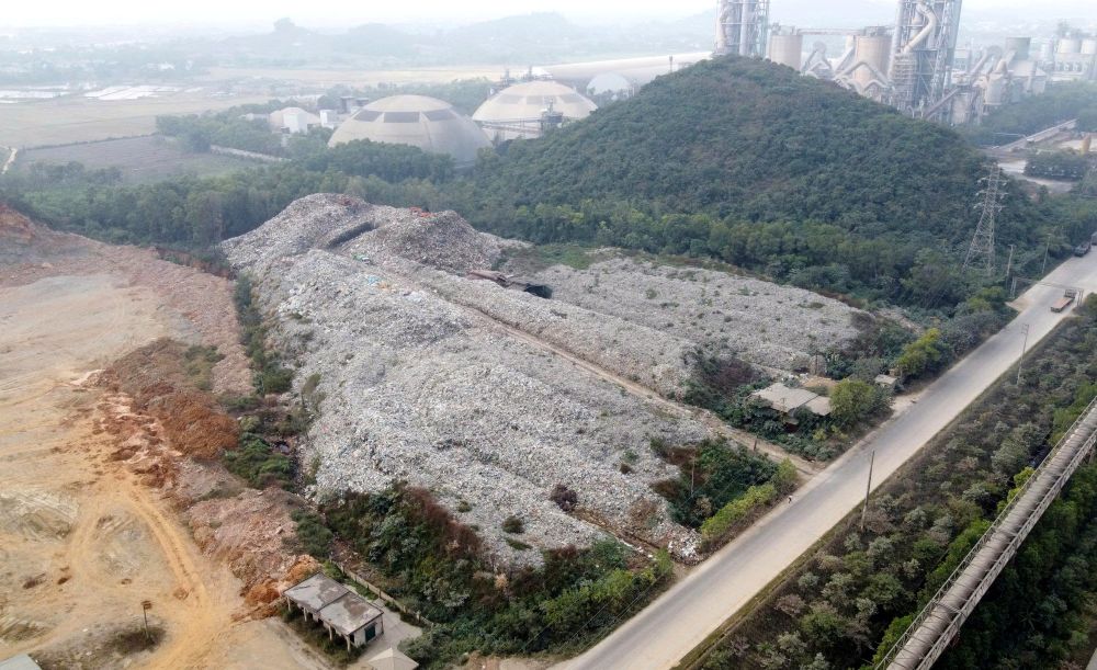 Bai rac Nui Voi (o phuong Bim Son, tinh Thanh Hoa) qua tai, gay o nhiem moi truong nghiem trong. Anh: Quach Du