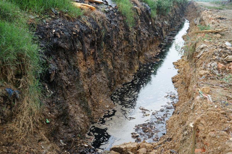 Bai rac qua tai, chat cao nhu nui (o phuong Sam Son, tinh Thanh Hoa) gay o nhiem nghiem trong. Anh: Quach Du