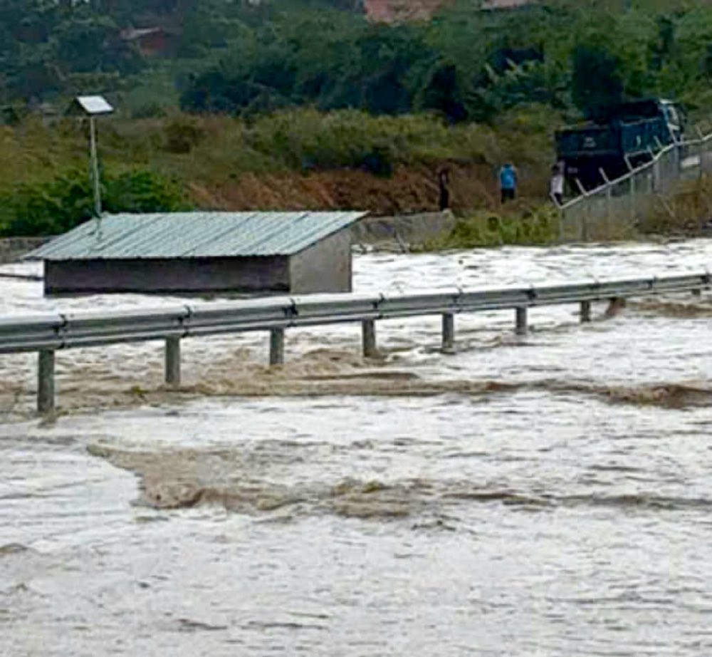 Khu vuc muong thoat nuoc ven cao toc bi nuoc tu song dang len gay ngap. Anh: Duy Tuan 