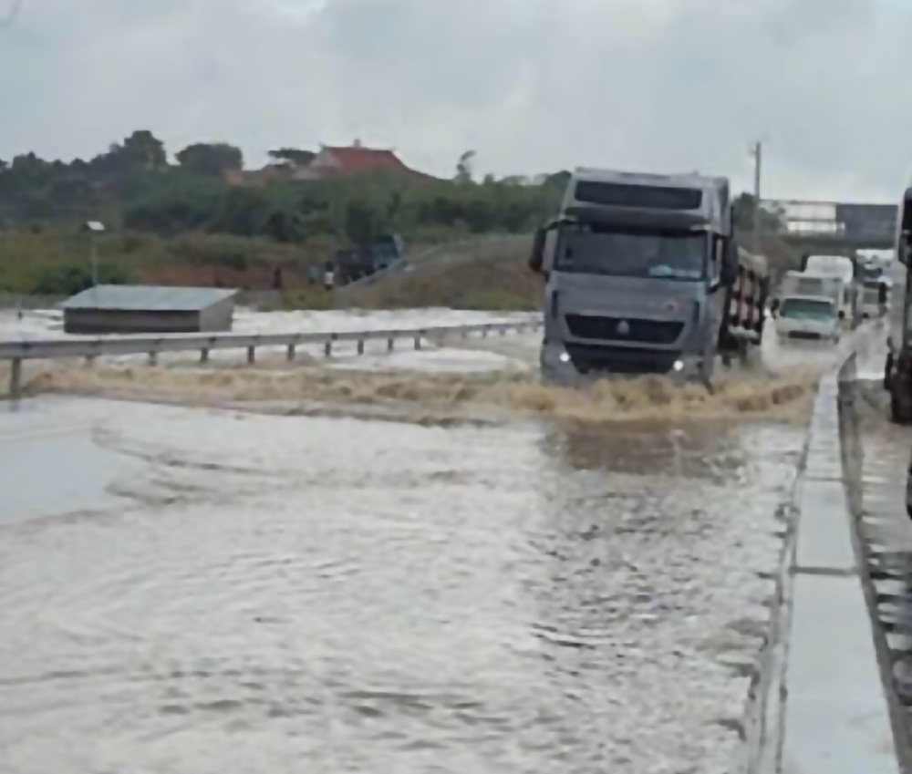 Ngap nuoc tai km25 cao toc Phan Thiet - Dau Giay. Anh: Duy Tuan 