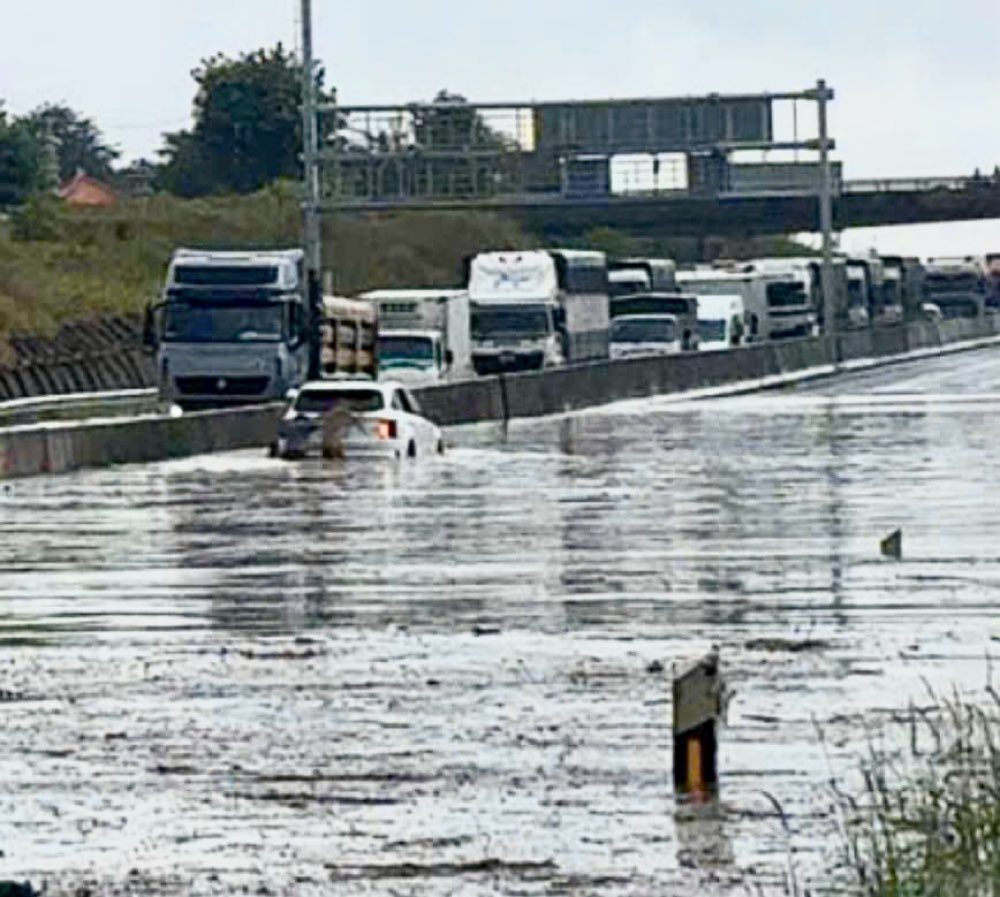 Ngap nuoc ben chieu Nam - Bac tai km25 cao toc Phan Thiet - Dau Giay. Anh: Duy Tuan 