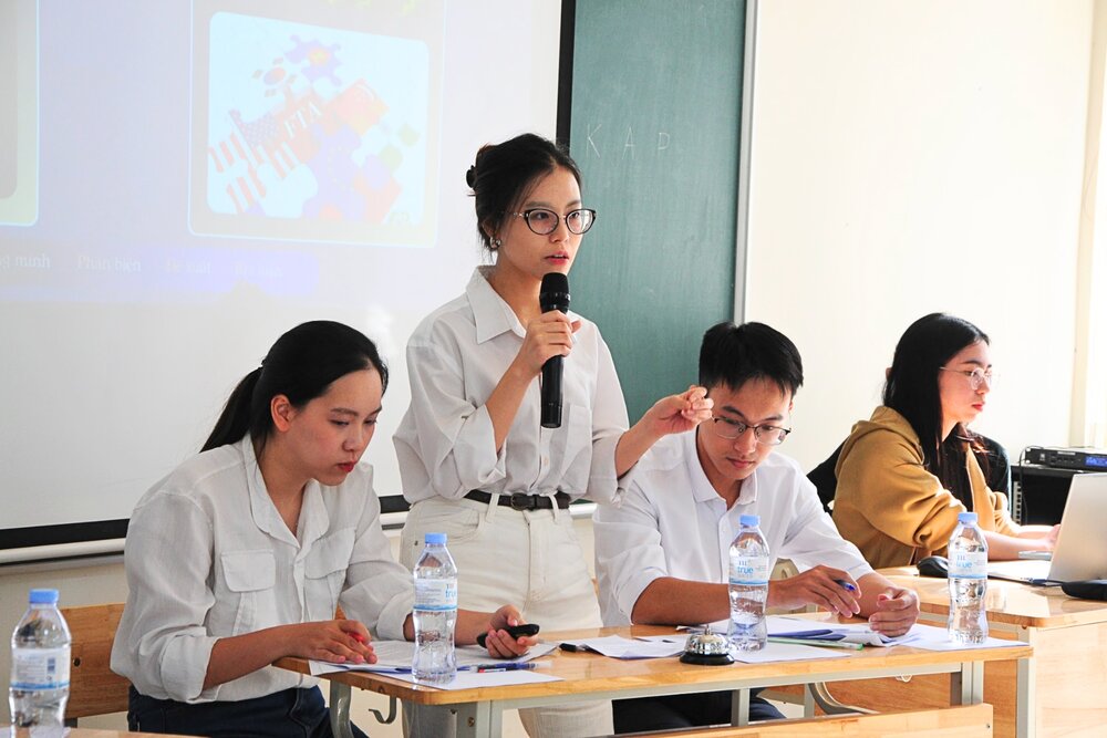 Cac ban sinh vien hao hung thu suc voi chu de tranh bien cua vong chung ket. Ảnh: Linh Lan