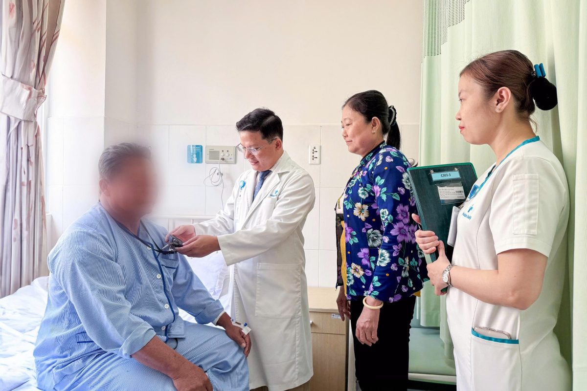 Bac si tham kham cho benh nhan 55 tuoi tai Can Tho. Anh: Benh vien cung cap