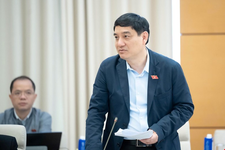 Chairman of the Committee on Culture and Society Nguyen Dac Vinh presented a number of major issues in receiving, explaining, and revising the draft Law on Press (amended). Photo: Quochoi.vn