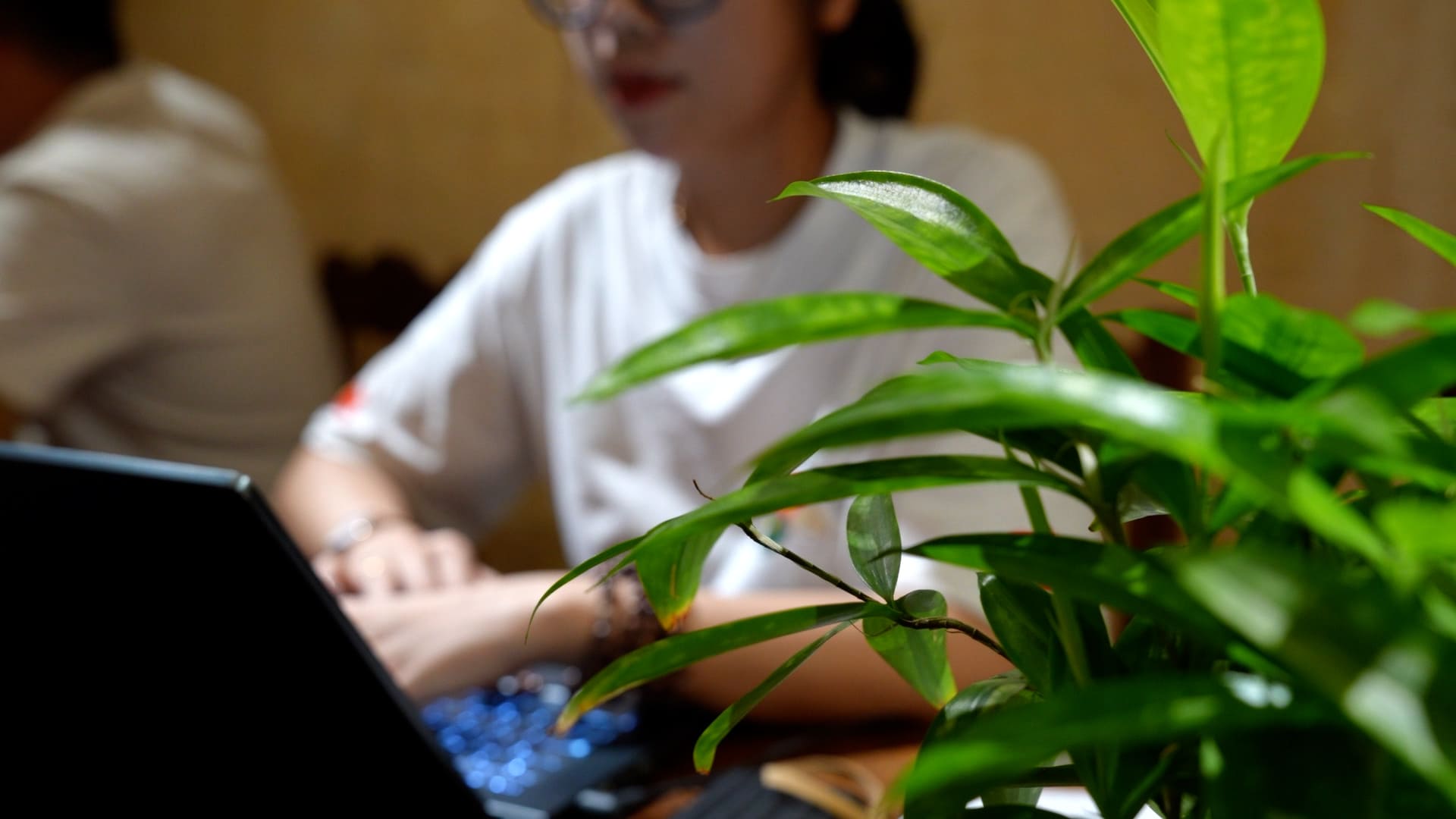 The wave of violent videos spread, pushing young people into a spiral of fear. Photo: Huyen Trang