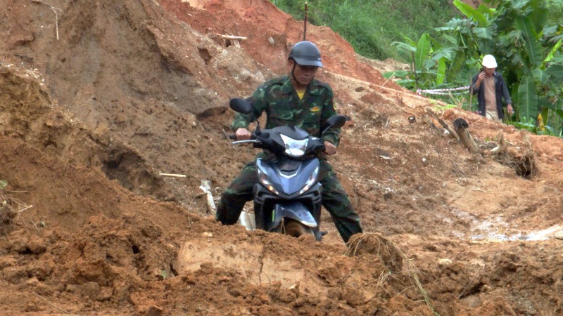 Nguoi dan mao hiem bang qua diem sat truot. Anh: Trung Le