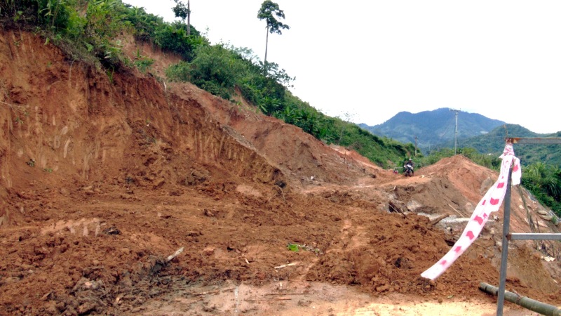 Dat da sat lo tran xuong duong DH6 qua xa Nam Tra My, Da Nang khien giao thong te liet, 800 ho dan bi anh huong. Anh: Trung Le