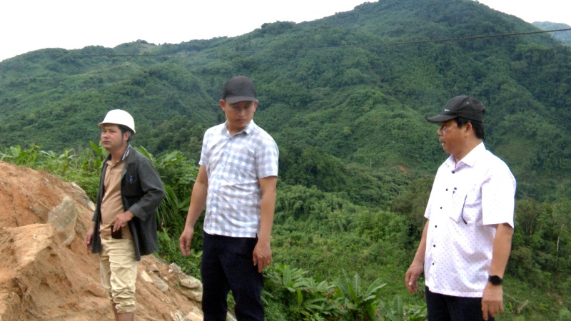 Lanh dao xa Nam Tra My truc tiep khao sat, chi dao xu ly sat lo, bao dam an toan cho hang tram ho dan Tra Don. Anh: Trung Le