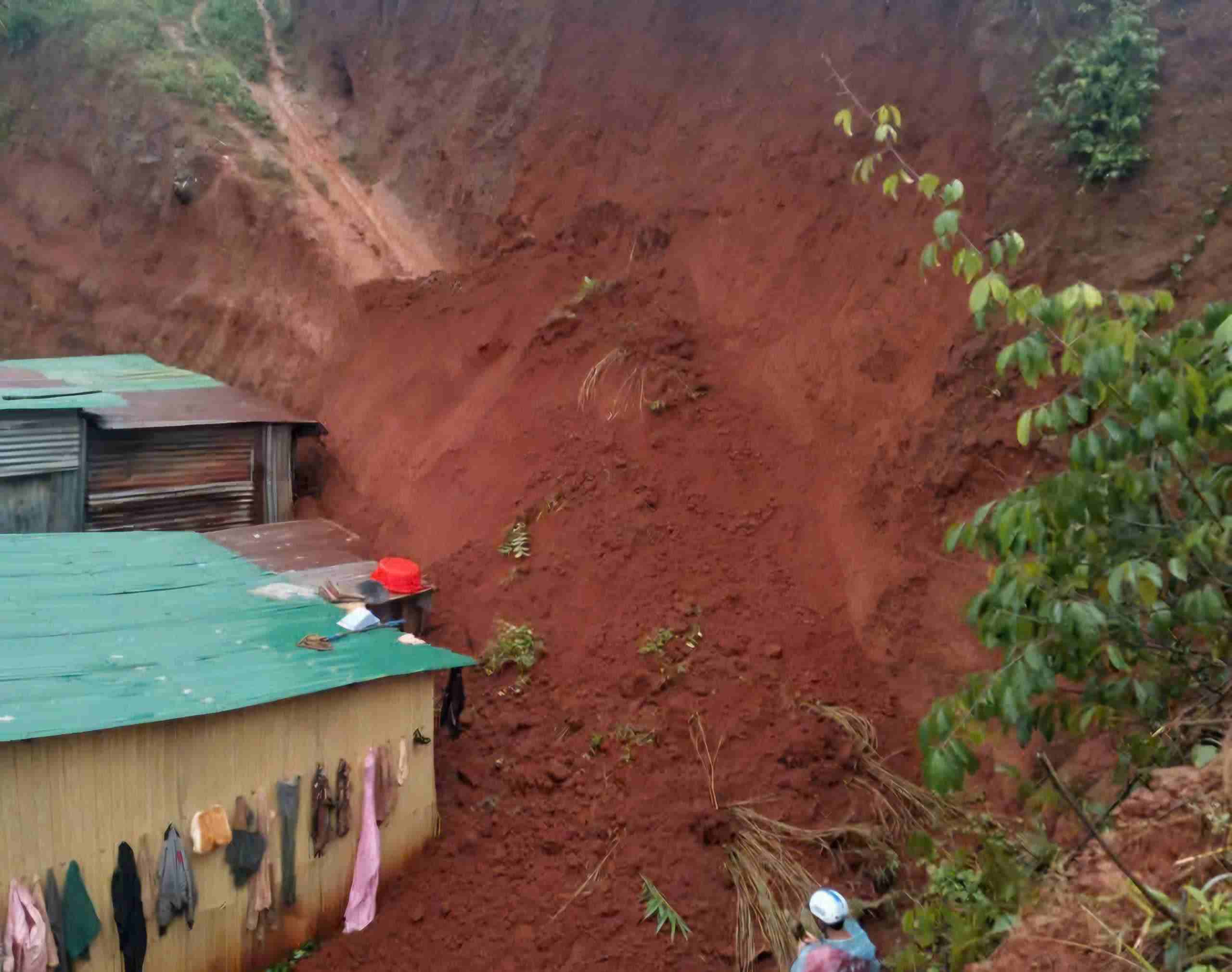 Sat lo de doa mot nha dan canh chan deo Gia Bac. Anh: Phuc Khanh