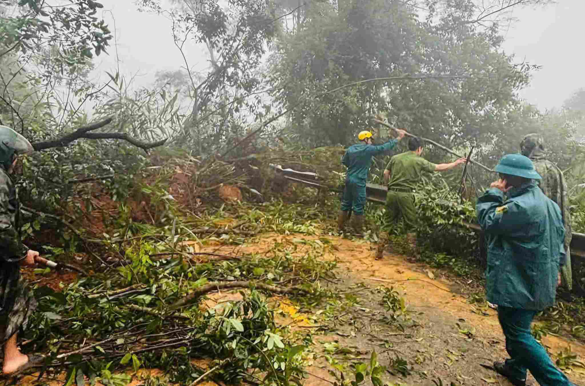 Cong tac giai phong hien truong sat lo tren deo Gia Bac dang gap rat nhieu kho khan. Anh: Phuc Khanh