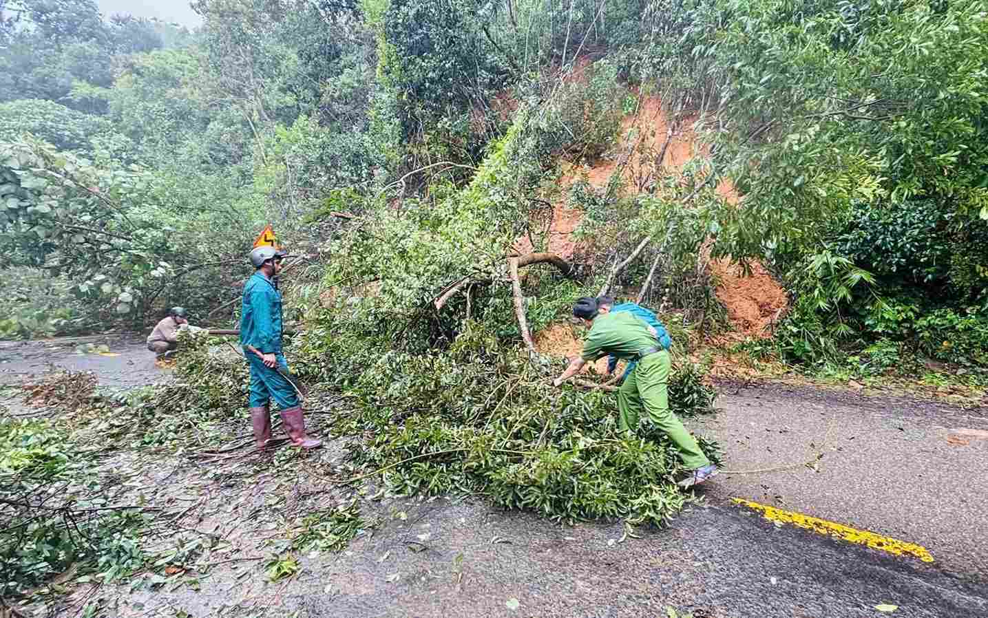 Cac luc luong no luc giai phong hien truong sat lo va cay xanh nga do tren deo Gia Bac. Anh: Phuc Khanh