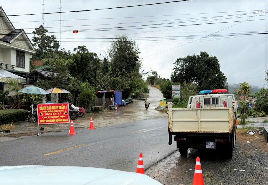 Luc luong Canh sat Giao thong Cong an Lam Dong chot chat dieu tiet giao thong o chan deo Gia Bac, thuoc khu vuc xa Son Dien. Anh: Phuc Khanh