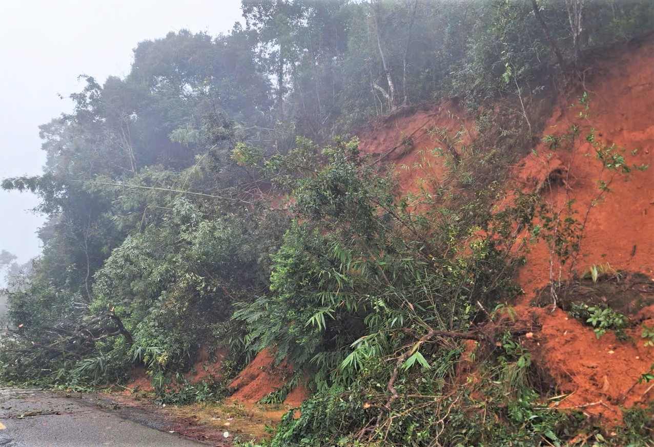 Sat lo tai Km52 uoc tinh keo dai hon 70m, voi khoi luong dat da do xuong duong rat lon. Anh: Phuc Khanh