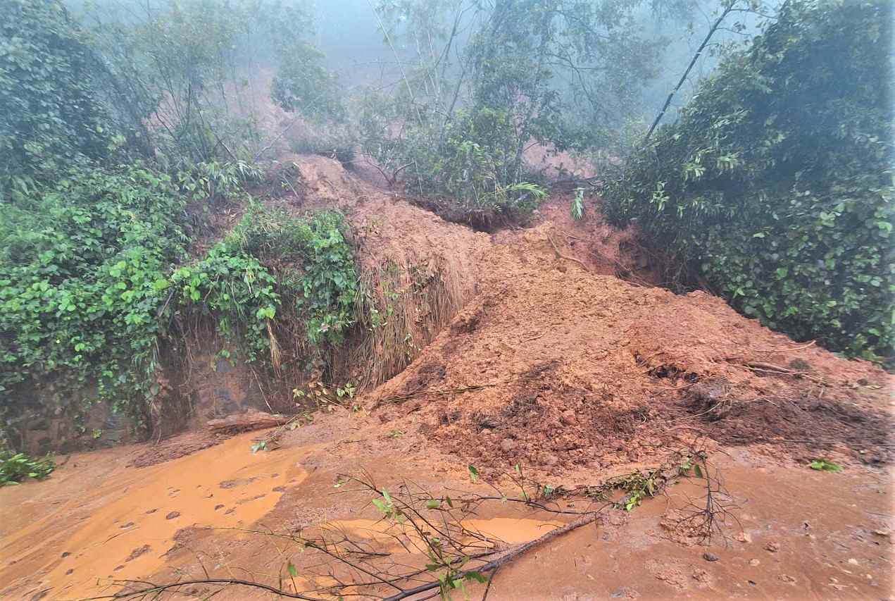Theo thong ke tren deo Gia Bac tu Km38 den Km53 xay ra it nhat 12 diem sat lo lon nho va nhieu diem cay rung nga do khien giao thong te liet hoan toan. Anh: Phuc Khanh