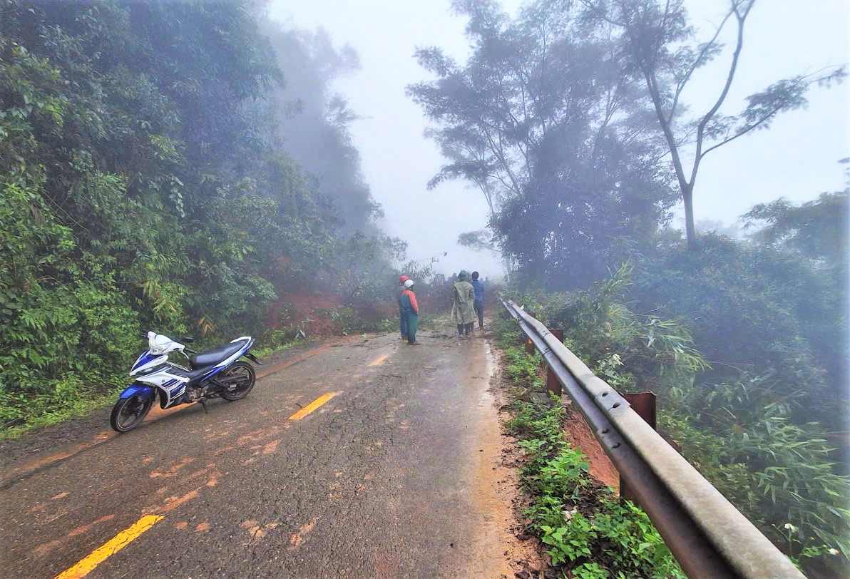 Sat lo noi tiep sat lo khien viec tiep can khu vuc hon 20 oto mac ket tai Km41 tren deo Gia Bac dang gap vo van kho khan. Anh: Phuc Khanh