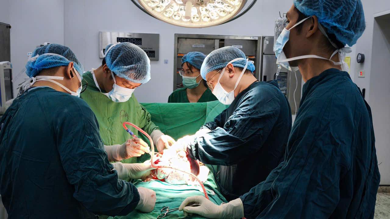 20세 소녀의 종양을 제거하는 수술을 하는 의사. 사진: Thanh Dang