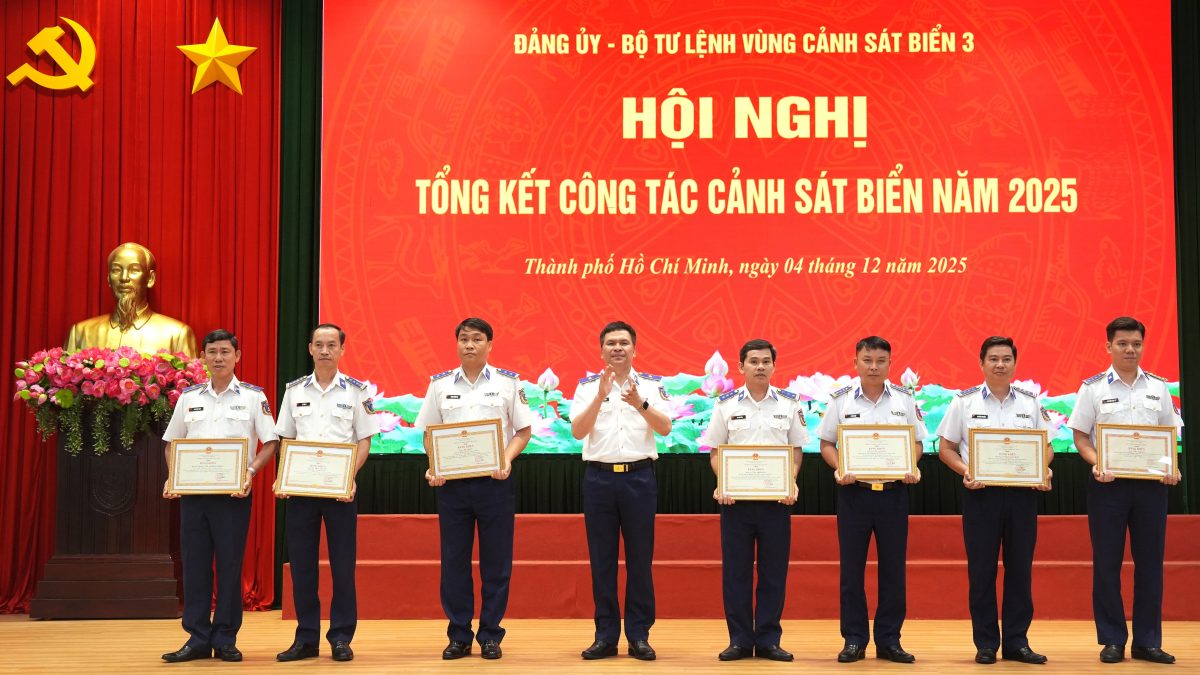 Major General Le Dinh Cuong - Commander of the Vietnam Coast Guard - awarded to collectives and individuals with outstanding achievements. Photo: CSB3
