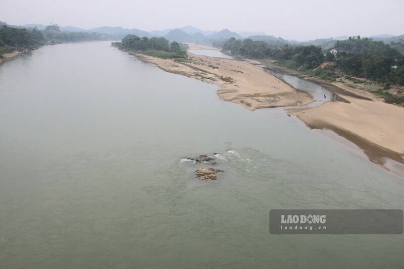 The water level of the Lo River drops even though it is only the beginning of the dry season. Photo: Viet Bac