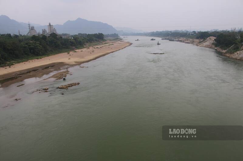 Buoc vao dau mua kho, muc nuoc song Lo da xuong thap. Anh: Viet Bac