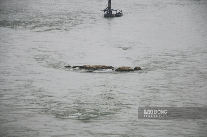 Muc nuoc xuong thap gay kho khan cho viec di chuyen cua cac tau be. Anh: Viet Bac