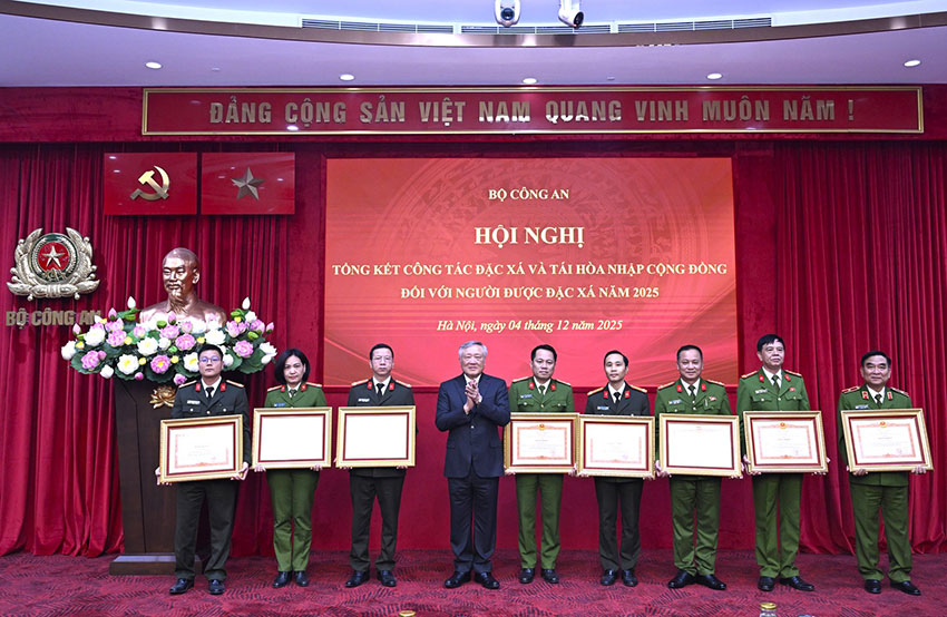 Phó Thủ tướng Thường trực Chính phủ Nguyễn Hòa Bình trao khen thưởng cho các tập thể, cá nhân có thành tích xuất sắc trong công tác đặc xá năm 2025. Ảnh: Bộ Công an