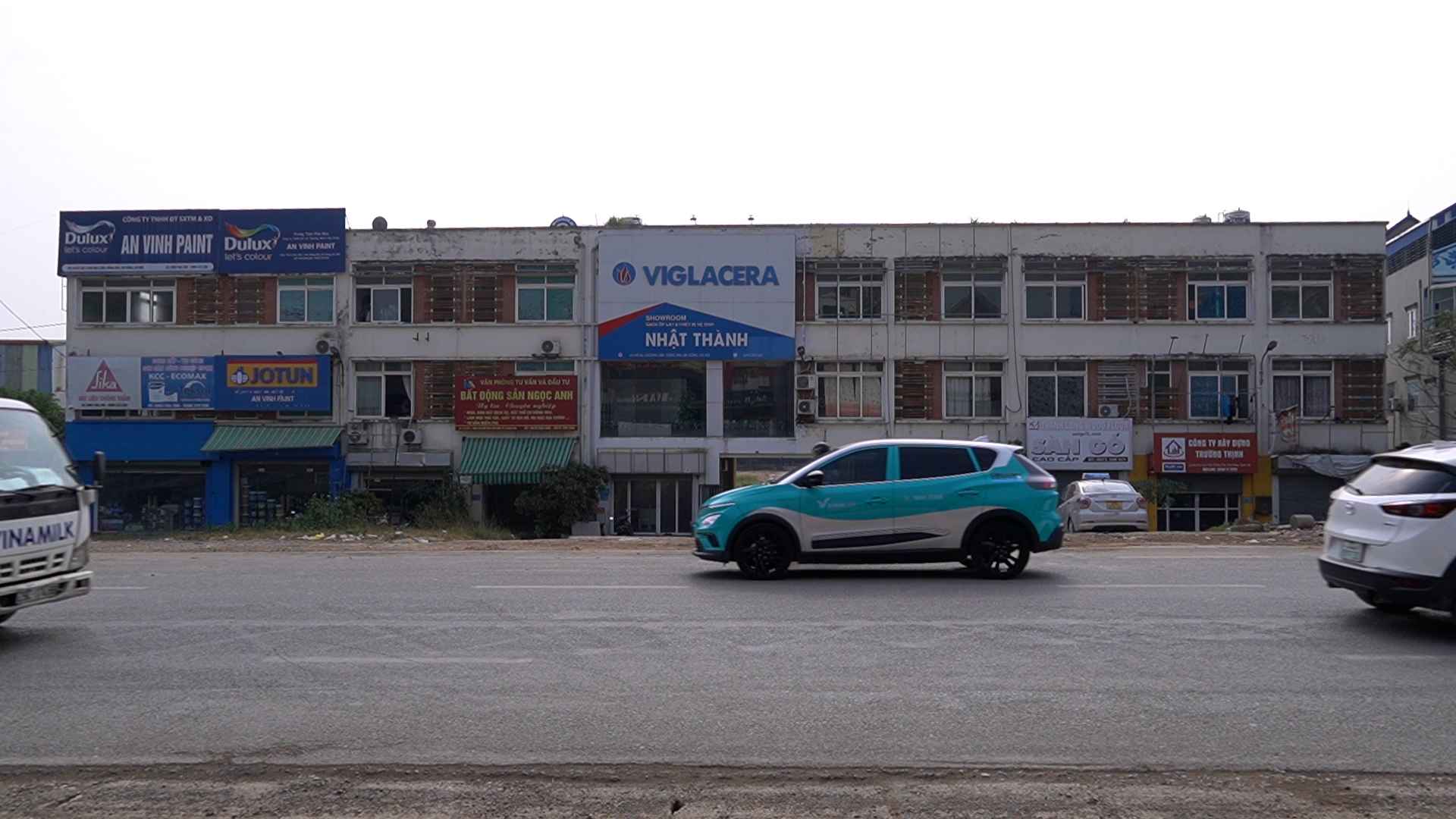 The billion-dollar market project has been closed for more than a decade, but people still have to buy and sell in the temporary market on the side of the road.