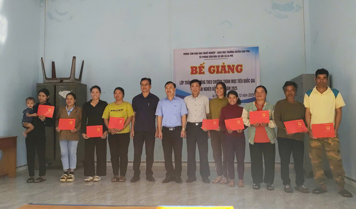 Trao chung chi so cap nghe cho hoc vien. Anh: Mai Hoa