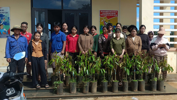 Nguoi lao dong duoc tang cay giong sau rieng. Anh: Mai Hoa