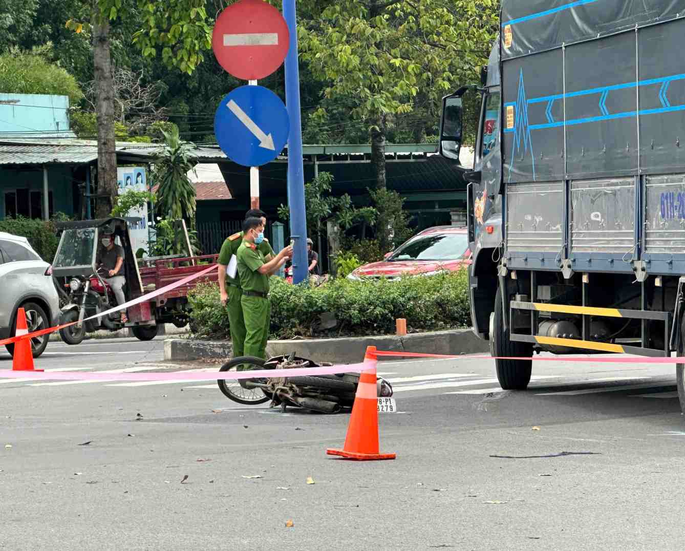 Escena del accidente entre una motocicleta y un camion que causo la muerte de un hombre. Foto: Dinh Trong