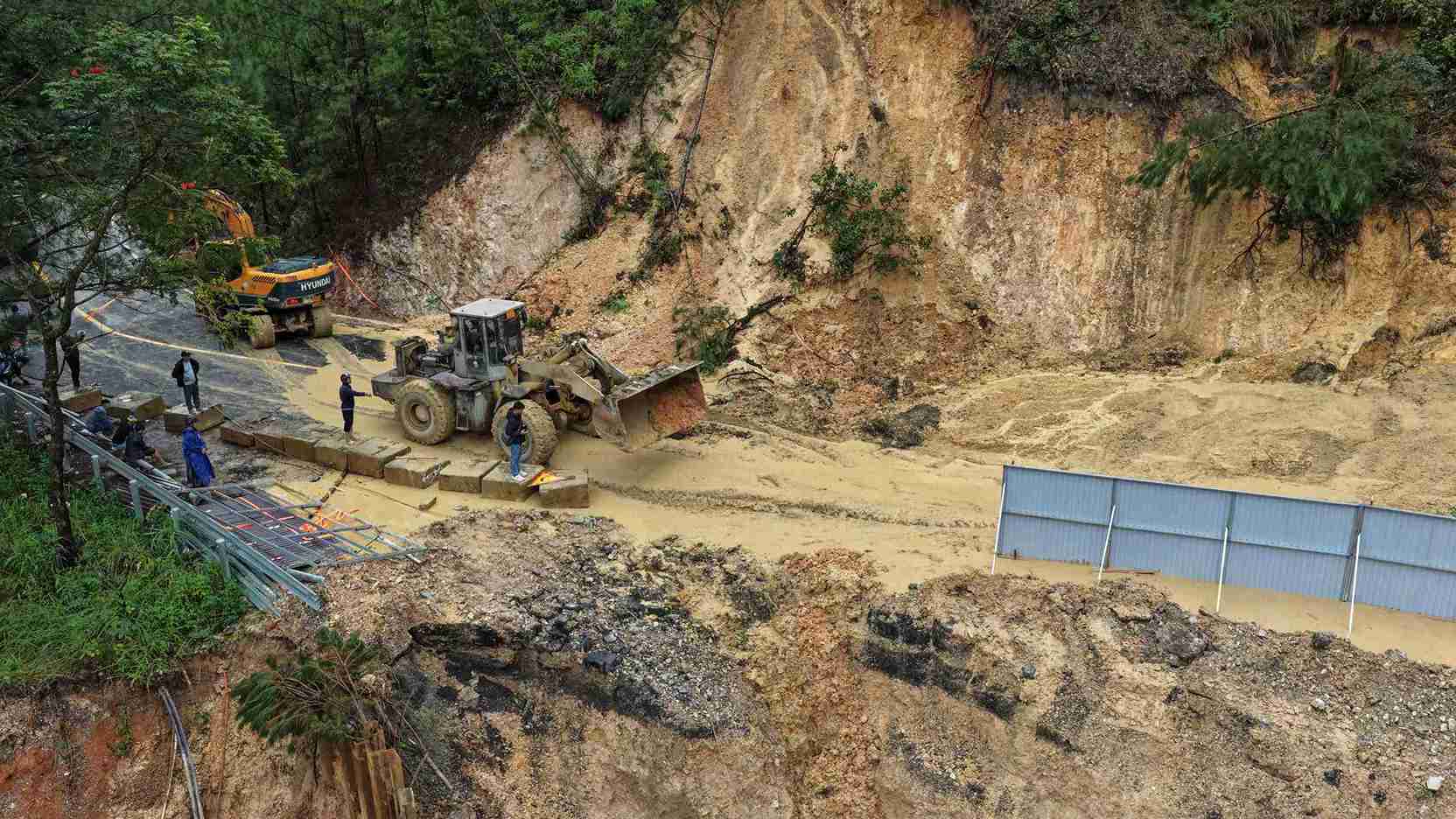 Diem sat lo tai duong tam tren deo Mimosa da co ban duoc khac phuc san sang thong xe hai chieu vao 13h ngay 4.12. Anh: Phuc Khanh