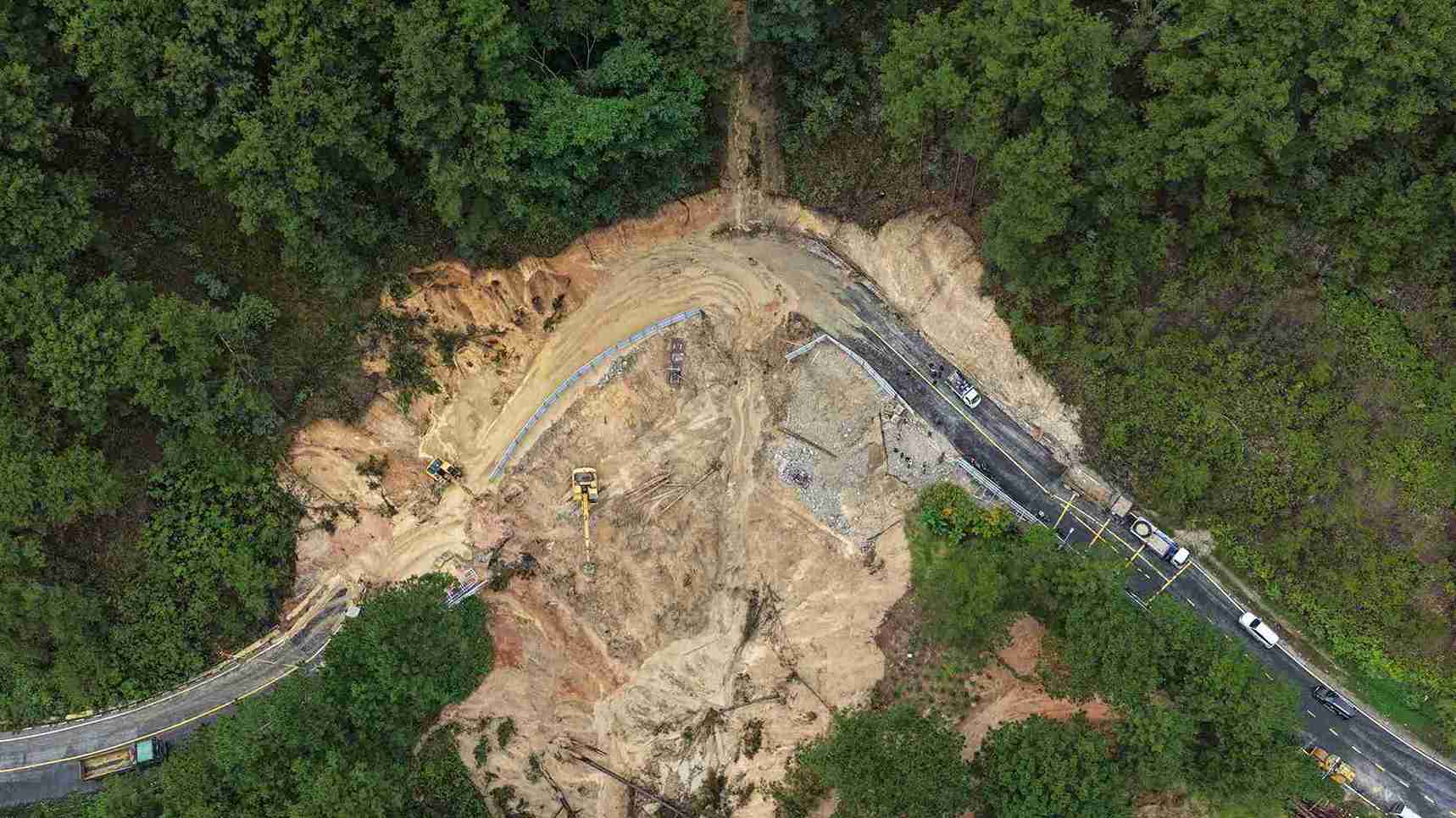 Segun lo previsto el paso de Mimosa la puerta de entrada a Da Lat se abrira al trafico a las 13:30 del 4 de diciembre Foto: Phuc Khanh