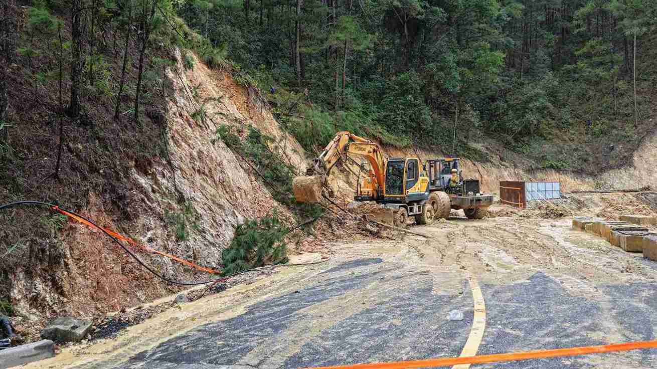 Cac luc luong, phuong tien tap trung khac phuc sat lo tren deo Mimosa de thong xe. Anh: Phuc Khanh