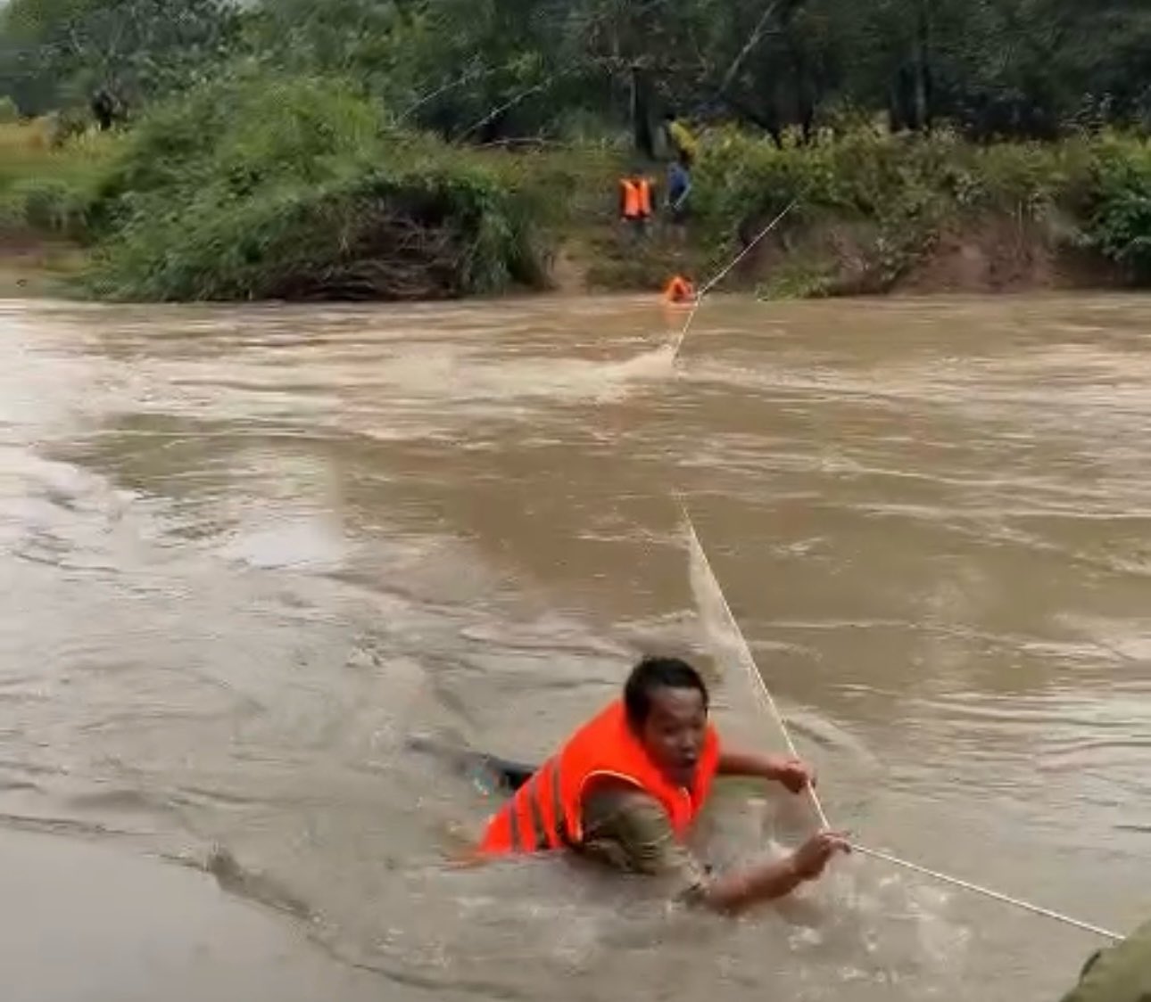 Du day de boi qua dong nuoc lu. Anh: Duy Tuan 