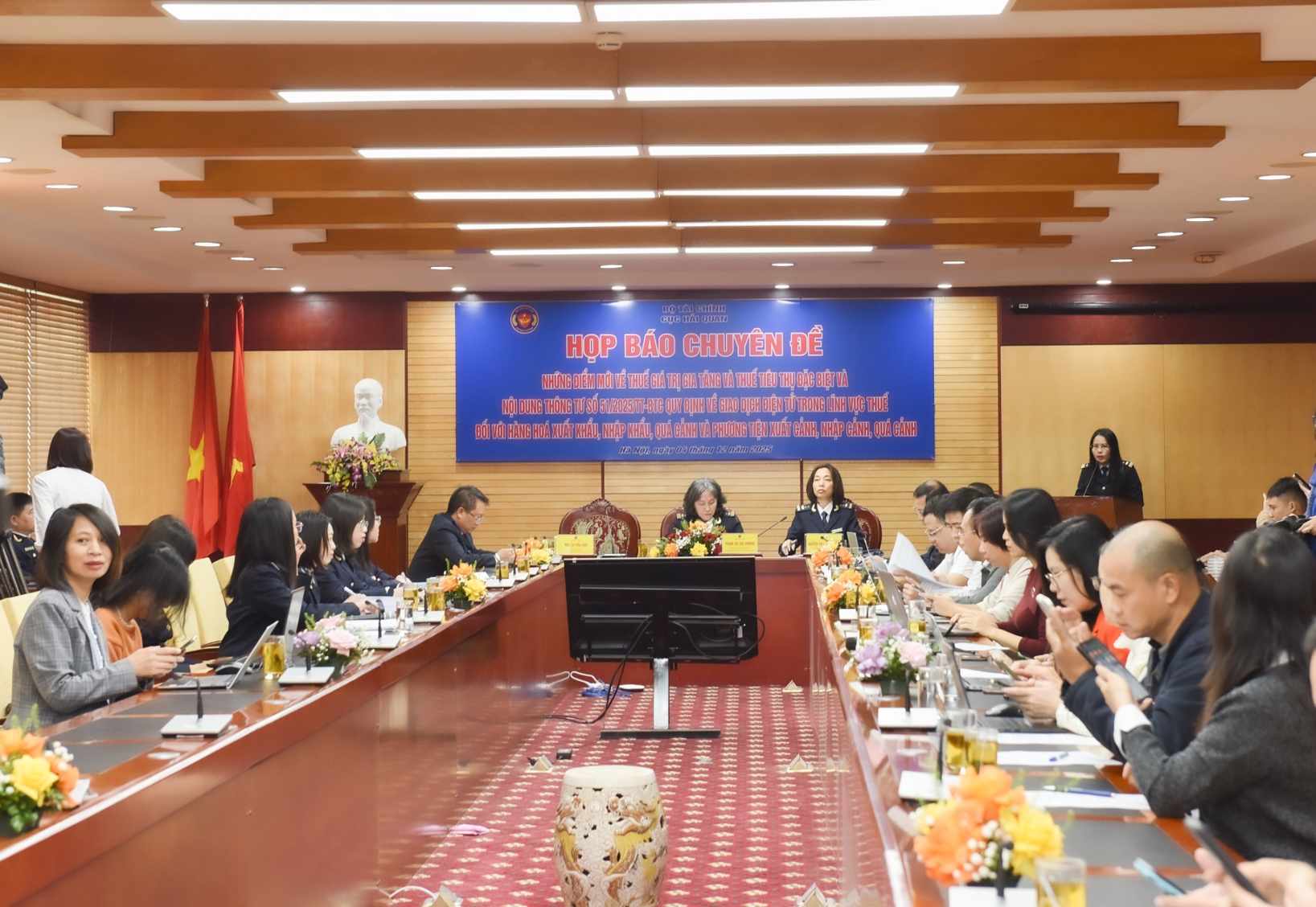 税関は、付加価値税、輸出入商品に対する特別消費税に関する多くの新しい点を発表しました。写真:税関局.