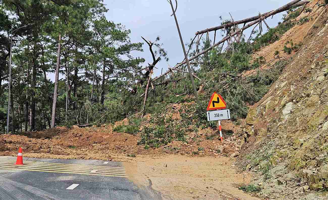Hien truong diem sat truot tren deo Prenn duoc phong toa de khac phuc. Anh: Phuc Khanh