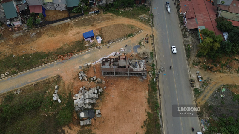 Residentes del barrio de Cam Duong provincia de Lao Cai construyen casas cuando se les asigno el reasentamiento. Foto: Dinh Dai