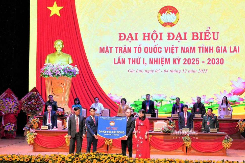 Pho Chu tich Uy ban Trung uong MTTQ Viet Nam Hoang Cong Thuy trao ho tro 30 ti dong cho tinh Gia Lai. Anh: Hoai Phuong