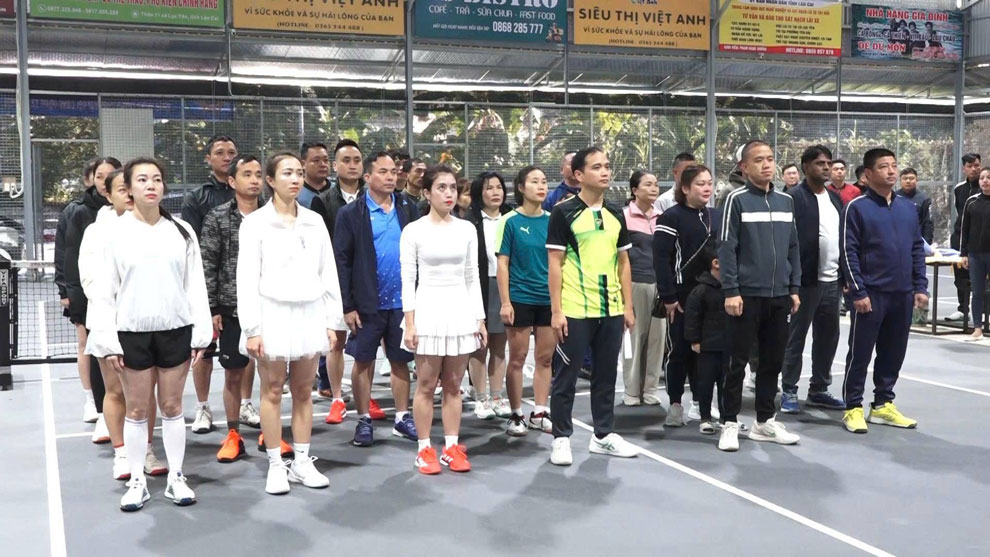 El Torneo de Pickleball Luc Yen 2025 atrae a un gran numero de miembros del sindicato y trabajadores. Foto: Anh Tinh